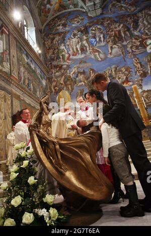 Jen 13, 2008 : le Pape Benoît XVI célèbre les baptêmes de la Chapelle Sixtine de Michel-Ange. Banque D'Images