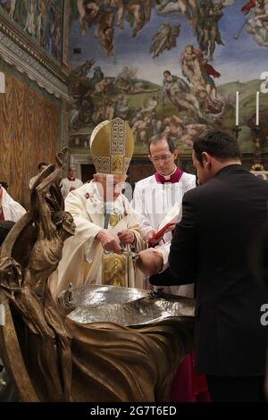 Jen 13, 2008 : le Pape Benoît XVI célèbre les baptêmes de la Chapelle Sixtine de Michel-Ange. Banque D'Images