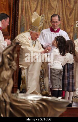 Jen 13, 2008 : le Pape Benoît XVI célèbre les baptêmes de la Chapelle Sixtine de Michel-Ange. Banque D'Images