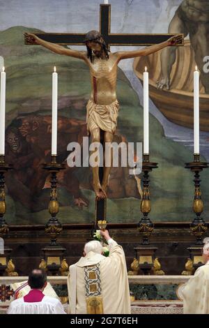 Jen 13, 2008 : le Pape Benoît XVI célèbre les baptêmes de la Chapelle Sixtine de Michel-Ange. Banque D'Images