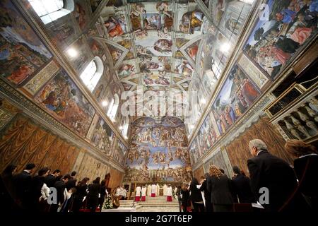 Jen 13, 2008 : le Pape Benoît XVI célèbre les baptêmes de la Chapelle Sixtine de Michel-Ange. Banque D'Images