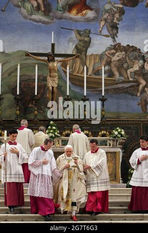 Jen 13, 2008 : le Pape Benoît XVI célèbre les baptêmes de la Chapelle Sixtine de Michel-Ange. Banque D'Images