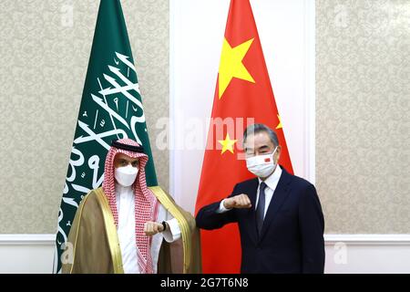 (210716) -- TACHKENT, le 16 juillet 2021 (Xinhua) -- le conseiller d'État chinois et ministre des Affaires étrangères Wang Yi (R) rencontre le ministre saoudien des Affaires étrangères, le Prince Faisal bin Farhan Al Saud, à Tachkent (Ouzbékistan), le 15 juillet 2021. (Xinhua/Cai Guodong) Banque D'Images