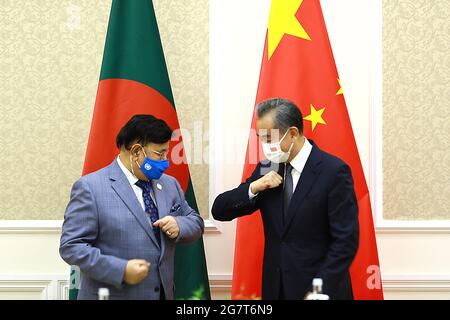 (210716) -- TACHKENT, 16 juillet 2021 (Xinhua) -- le conseiller d'État chinois et ministre des Affaires étrangères Wang Yi (R) rencontre le ministre bangladais des Affaires étrangères A.K. Abdul Mamen à Tachkent (Ouzbékistan), le 15 juillet 2021. (Xinhua/Cai Guodong) Banque D'Images