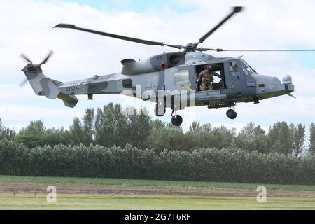 L'hélicoptère AH1 du corps d'aviation de l'armée AgustaWestland Wildcat arrive sur terre à un terrain d'entraînement au Royaume-Uni juillet 2021 Banque D'Images