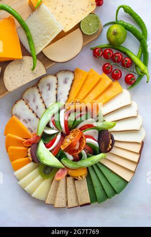 Assiette de fromage sur fond de bois blanc. Plateau de dégustation de fromage. Types de fromage. Plateau de jeu d'antipasti. Assiette de fromages sur la table. Vue du dessus Banque D'Images