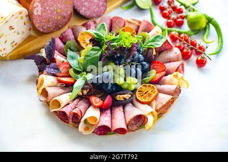 Assiette à viande sur fond de bois blanc. Ensemble de salami. Coupes froides de différents types de viande. Plateau de set antipasti. Plat de collation à la viande. Vue horizontale Banque D'Images