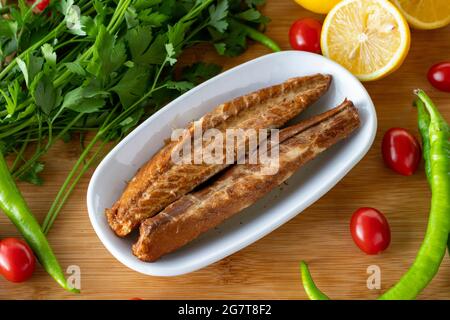 Filet de maquereau sur fond de bois. Plats de fruits de mer Banque D'Images