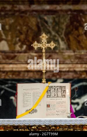 Rome, Italie. 16 septembre 2017. 16 septembre 2017 : Messe dans un rite antique célébré par Msgr. Guido Pozzo à l'autel de la chaise dans la basilique Saint-Pierre au Vatican. Crédit : Agence photo indépendante/Alamy Live News Banque D'Images