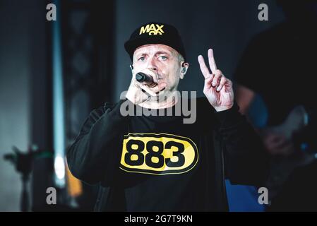 Stupinigi, Italie. 15 juillet 2021. Le chanteur de pop italien Max Pezzali se déroulant sur scène dans le manoir de chasse de Stupinigi pour sa tournée italienne “Max 90”. (Photo par Alessandro Bosio/Pacific Press/Sipa USA) crédit: SIPA USA/Alay Live News Banque D'Images