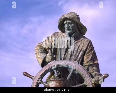 Statue en bronze d'un marin avec une roue Banque D'Images