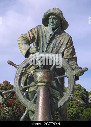 Statue en bronze d'un marin avec une roue Banque D'Images