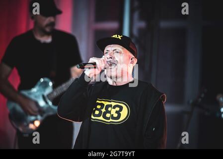 Stupinigi, Italie. 15 juillet 2021. Le chanteur de pop italien Max Pezzali se déroulant sur scène dans le manoir de chasse de Stupinigi pour sa tournée italienne “Max 90”. (Photo par Alessandro Bosio/Pacific Press/Sipa USA) crédit: SIPA USA/Alay Live News Banque D'Images