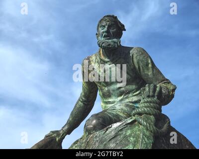 Statue en bronze d'un marin avec une bouée de sauvetage Banque D'Images