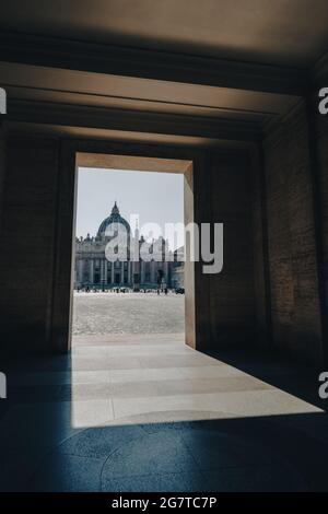 La façade de la basilique Saint-Pierre apparaît sous une colonnade à Rome Banque D'Images