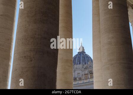 La basilique Saint-Pierre apparaît sous une colonnade dans la ville du Vatican Banque D'Images