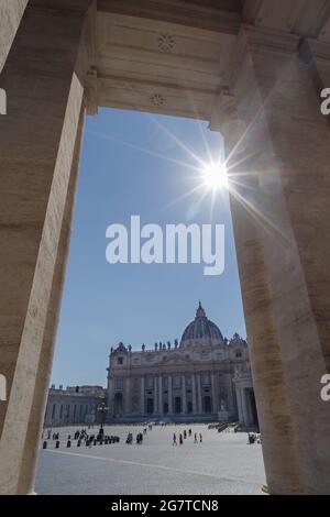 La basilique Saint-Pierre apparaît sous une colonnade dans la ville du Vatican Banque D'Images