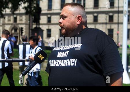 Londres, Royaume-Uni. 16 juillet 2021. Un fan de Newcastle est interviewé à l'extérieur de la place du Parlement au sujet de la protestation d'aujourd'hui. Les supporters du club de football de Newcastle United descendent aujourd'hui à Londres pour protester contre la prise de contrôle imminente du club de football de Newcastle Utd. Vendredi 16 juillet 2021. Photo par Steffan Bowen/Andrew Orchard sports Photography/Alay Live News Credit: Andrew Orchard sports Photography/Alay Live News Banque D'Images