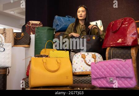 Londres, Royaume-Uni. 16 juillet 2021. Un membre de Bonhams détient le sac à main de designer Jane Birkins.Designer sacs à main et la vente de mode, y compris le sac à main Birkin de Jane Birkin, aura lieu le vendredi 16 juillet à 10h à Bonhams. Jane Birkin's Black Togo Birkin 35, Hermès, c. 1999. Comprend une lettre d'authenticité signée de Jane Birkin et Anno's Africa, et une copie d'une lettre écrite par Jane Birkin. Estimation: £15,000-20,000 crédit: Mark Thomas/Alay Live News Banque D'Images