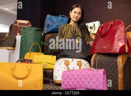 Londres, Royaume-Uni. 16 juillet 2021. Un membre de Bonhams détient le sac à main de designer Jane Birkins.Designer sacs à main et la vente de mode, y compris le sac à main Birkin de Jane Birkin, aura lieu le vendredi 16 juillet à 10h à Bonhams. Jane Birkin's Black Togo Birkin 35, Hermès, c. 1999. Comprend une lettre d'authenticité signée de Jane Birkin et Anno's Africa, et une copie d'une lettre écrite par Jane Birkin. Estimation: £15,000-20,000 crédit: Mark Thomas/Alay Live News Banque D'Images