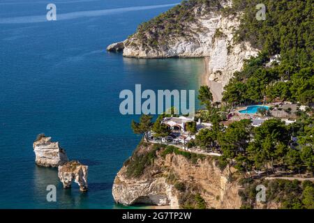 Vue panoramique sur la célèbre plage pittoresque de Baia delle Zagare, Apulia, Italie Banque D'Images