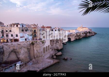 Vue panoramique sur la vieille ville historique et l'église de San Francesco, Vieste, Gargano, Apulia, Italie Banque D'Images