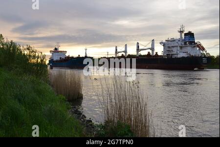 Les navires se retrouvent dans le canal de Kiel Banque D'Images