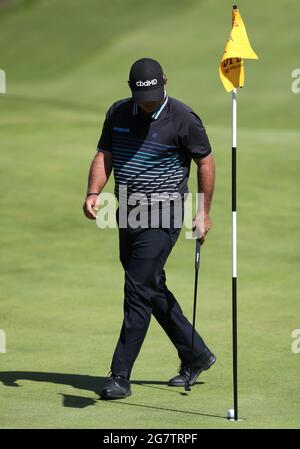 Patrick Reed aux États-Unis sur le 18ème green pendant la deuxième journée de l'Open au Royal St George's Golf Club à Sandwich, Kent. Date de la photo : vendredi 16 juillet 2021. Banque D'Images