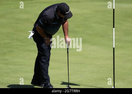 Patrick Reed aux États-Unis sur le 18ème green pendant la deuxième journée de l'Open au Royal St George's Golf Club à Sandwich, Kent. Date de la photo : vendredi 16 juillet 2021. Banque D'Images