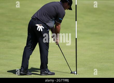 Patrick Reed aux États-Unis sur le 18ème green pendant la deuxième journée de l'Open au Royal St George's Golf Club à Sandwich, Kent. Date de la photo : vendredi 16 juillet 2021. Banque D'Images