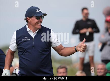 Kent, Royaume-Uni. Vendredi 16 juillet : Phil Mickelson, des États-Unis, sourit sur le cinquième trou le deuxième jour du Championnat d'Open au Royal St George's à Sandwich, dans le Kent, le vendredi 16 juillet 2021. Photo de Hugo Philpott/UPI crédit: UPI/Alay Live News Banque D'Images