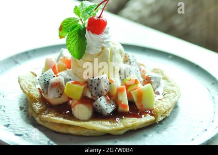 naan ou rôti, naan frits avec garniture aux fruits et à la crème glacée Banque D'Images