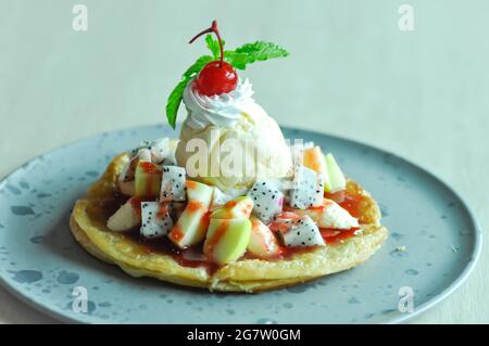 naan ou rôti, naan frits avec garniture aux fruits et à la crème glacée Banque D'Images