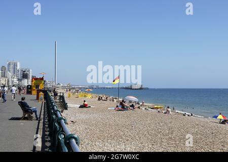 Brighton, Royaume-Uni. 16 juillet 2021. Météo royaume-uni. Les voyageurs d'une journée profitent aujourd'hui du ciel bleu et du soleil à Brighton. Crédit : Ed Brown/Alay Live News Banque D'Images