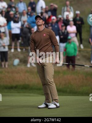 Kent, Royaume-Uni. Vendredi 16 juillet : Adam Scott, d'Australie, réagit sur le cinquième vert le deuxième jour du Championnat d'Open au Royal St George's à Sandwich, dans le Kent, le vendredi 16 juillet 2021. Photo de Hugo Philpott/UPI crédit: UPI/Alay Live News Banque D'Images