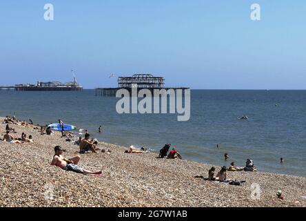 Brighton, Royaume-Uni. 16 juillet 2021. Météo royaume-uni. Les voyageurs d'une journée profitent aujourd'hui du ciel bleu et du soleil à Brighton. Crédit : Ed Brown/Alay Live News Banque D'Images