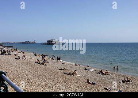 Brighton, Royaume-Uni. 16 juillet 2021. Météo royaume-uni. Les voyageurs d'une journée profitent aujourd'hui du ciel bleu et du soleil à Brighton. Crédit : Ed Brown/Alay Live News Banque D'Images