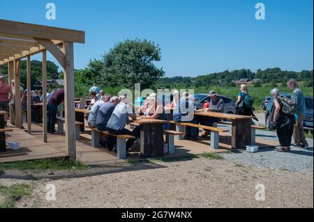 Vue sur le restaurant local Fish and Chip de Dunwich Beach avec beaucoup de personnes assis dehors pour manger et boire un jour ensoleillé d'été Banque D'Images