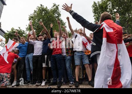 Une foule de fans de football anglais faisant la fête avant la finale de l'Euro 2020 de l'Angleterre contre l'Italie, Leicester Square, Londres, 11 juillet 2021 Banque D'Images