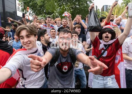 Une foule de fans de football anglais faisant la fête avant la finale de l'Euro 2020 de l'Angleterre contre l'Italie, Leicester Square, Londres, 11 juillet 2021 Banque D'Images