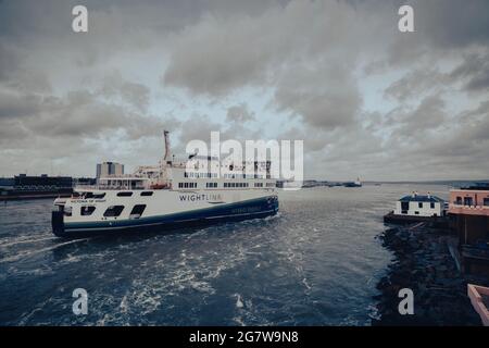 Le victoria of wight ferry wightlink entrant dans le port de Portsmouth Banque D'Images