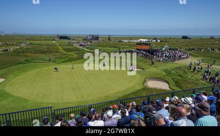 Vue générale du 16e green pendant la deuxième journée de l'Open au Royal St George Golf Club à Sandwich, Kent. Date de la photo : vendredi 16 juillet 2021. Banque D'Images