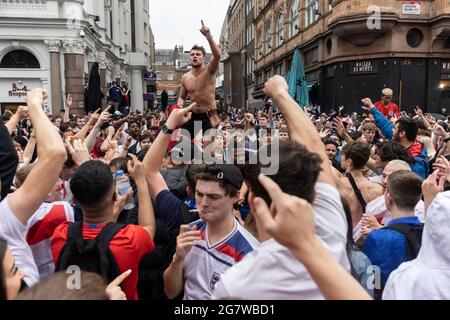 Une foule de fans de football anglais faisant la fête avant la finale de l'Euro 2020 de l'Angleterre contre l'Italie, Leicester Square, Londres, 11 juillet 2021 Banque D'Images