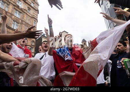 Une foule de fans de football anglais faisant la fête avant la finale de l'Euro 2020 de l'Angleterre contre l'Italie, Leicester Square, Londres, 11 juillet 2021 Banque D'Images