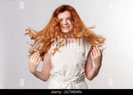 Ginger femme posin comme modèle en studio. Gros plan portrait. Banque D'Images