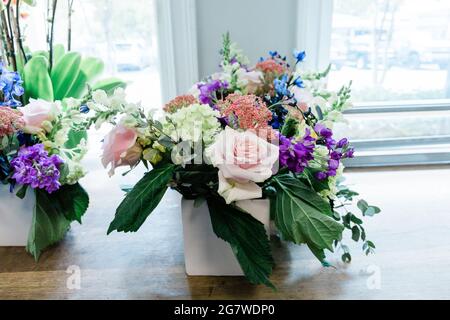 Un simple bouquet de fleurs dont des roses roses dans un fleuriste Banque D'Images