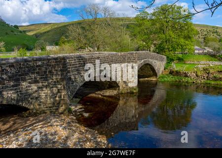 Le pont routier Dubb's Lane au-dessus de la rivière Wharfe à Buckden, Upper Wharfedale, Yorkshire Dales National Park, Yorkshire, Angleterre, Royaume-Uni Banque D'Images