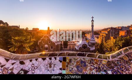 Le parc Güell est un parc public composé de jardins et d'éléments architecturaux situés sur la colline de Carmel, à Barcelone. Banque D'Images