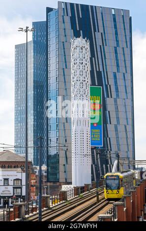 Les blocs d'appartements Deansgate Square et la tour de cheminée légère du Civic Quarter Heat Network, Manchester, Angleterre, Royaume-Uni Banque D'Images