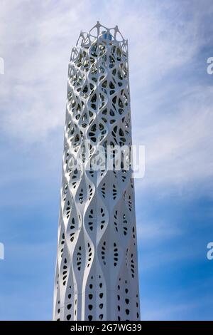 La Tour de lumière. Des flues pour le réseau de chaleur du quartier Civic enfermé dans un enveloppement architectural, par l'architecte Tonkin Liu. Manchester, Angleterre, Royaume-Uni Banque D'Images